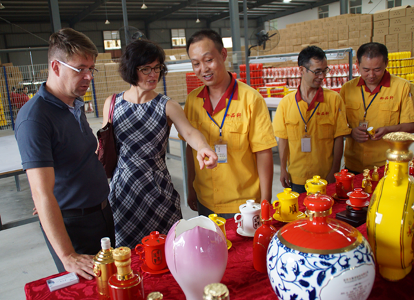 René Walther - links im Bild - von REWA Marketing bei einem Keramikhersteller in China