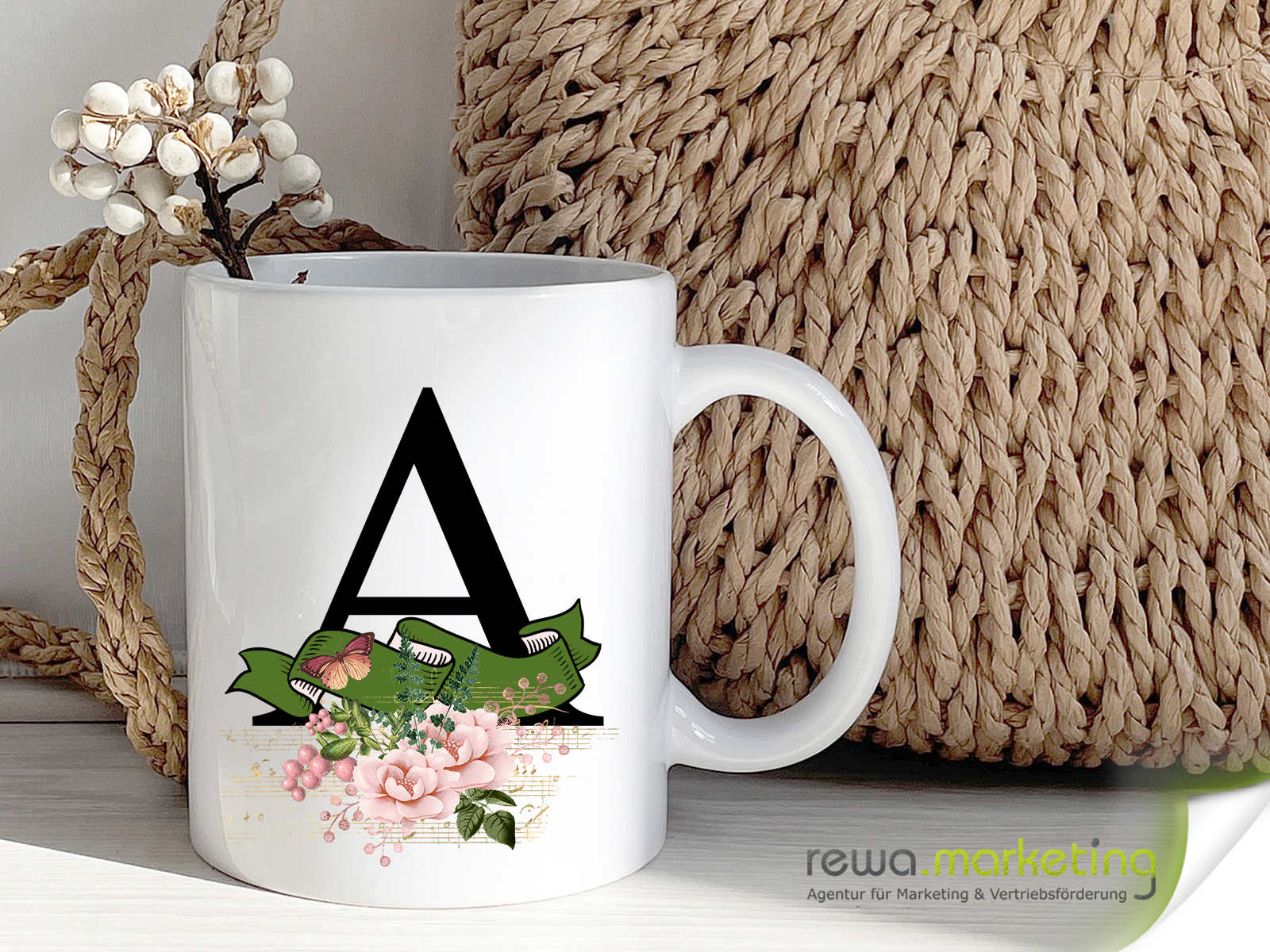 Alphabet- Tasse mit Banner und Blumen Geschenke und Geschenkideen von REWA Marketing Alphabet- Tasse mit Banner und Blumen Geschenke und Geschenkideen von REWA Marketing